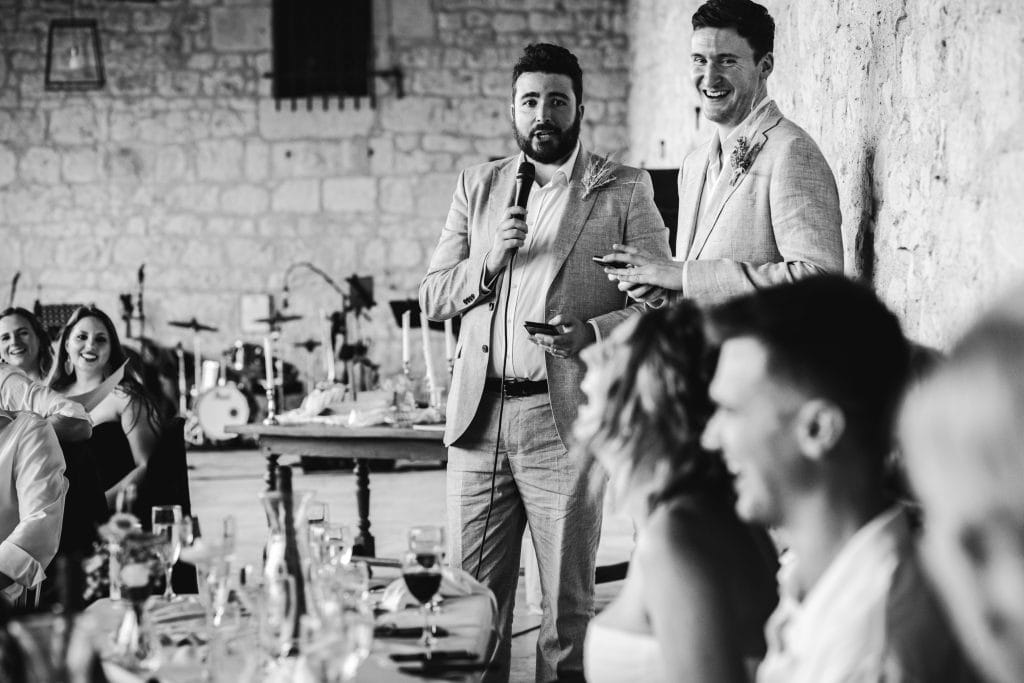 Les témoins du marié font leur discours à deux pendant le repas de mariage