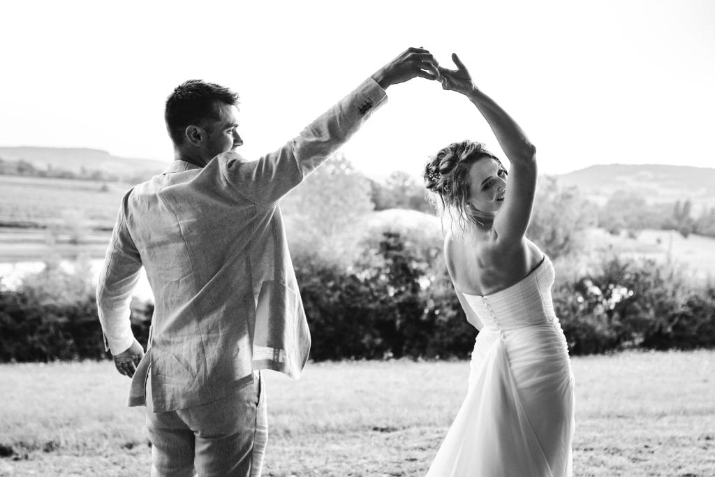 Les mariés improvisent une petite danse lors de leur séance photo de mariage au château Sainte-Foy