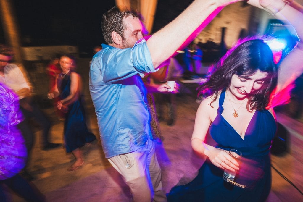 Les invités enflamment le dancefloor lors de la soirée de mariage