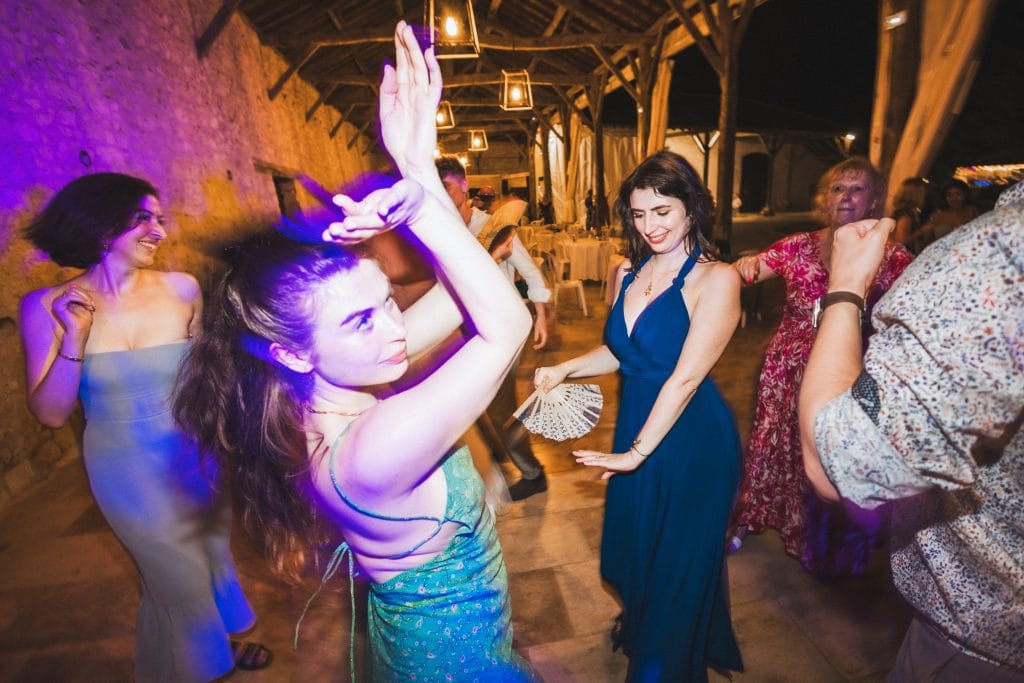 Les demoiselles d'honneur enflamment le dancefloor lors de la soirée de mariage au château Sainte-Foy