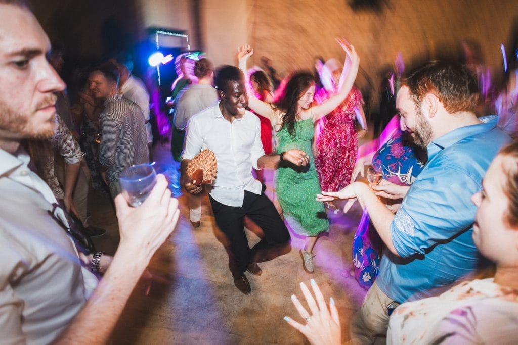 Les invités enflamment le dancefloor lors de la soirée de mariage