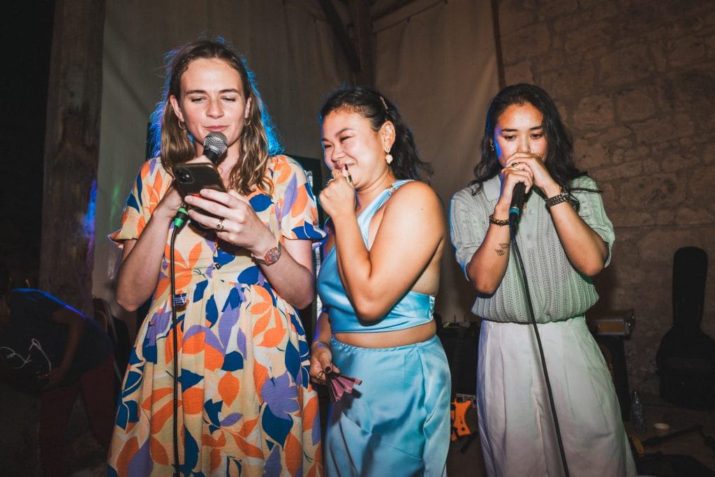 Les amies de la mariée improvisent un rap pendant la soirée de mariage