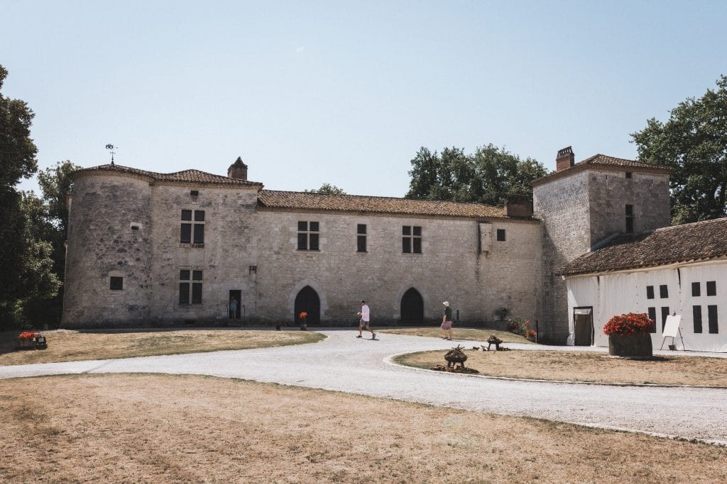 Vue d'ensemble de la cour du château Sainte-Foy d'Anthe en Lot et Garonne