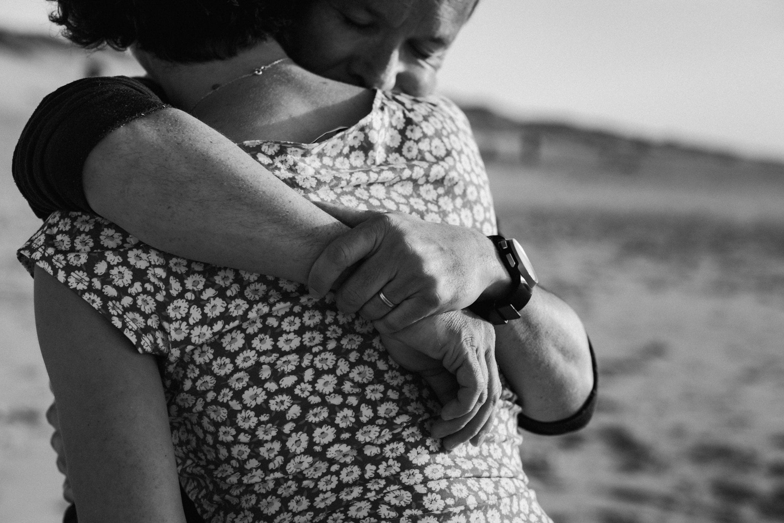 Les futurs parents s'enlacent très fort lors de cette séance grossesse à Lacanau