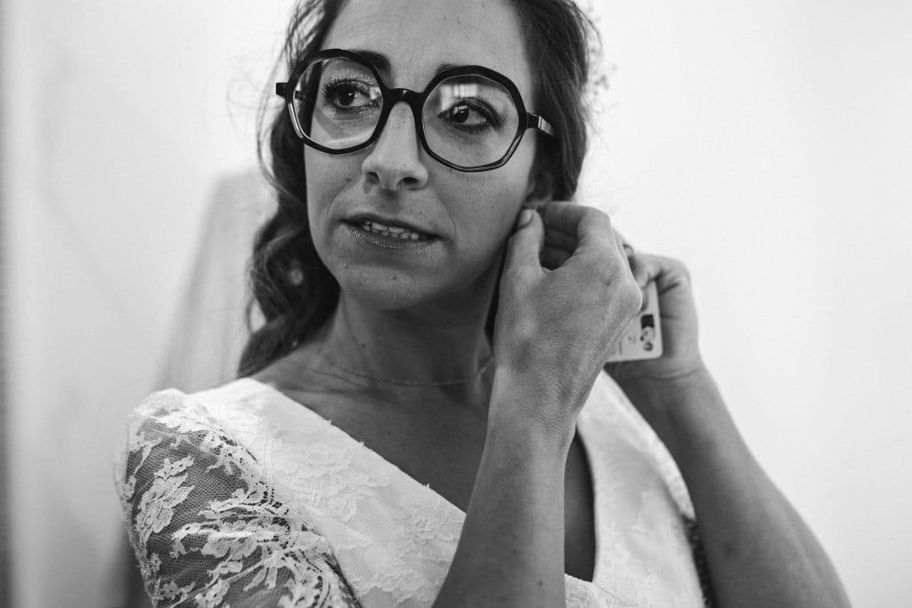 La mariée accroche ses boucles d'oreilles et finalise ses préparatifs de mariage au Pays Basque