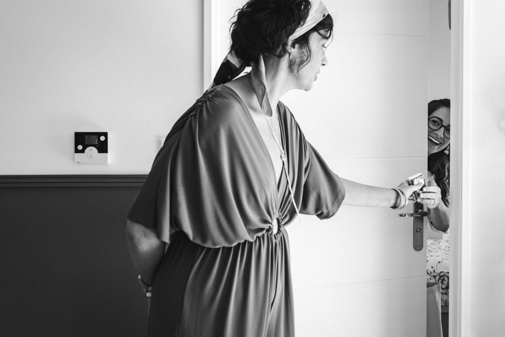 Alors qu'elle se cache dans la chambre, la témoin tend à la mariée un paquet de mouchoirs