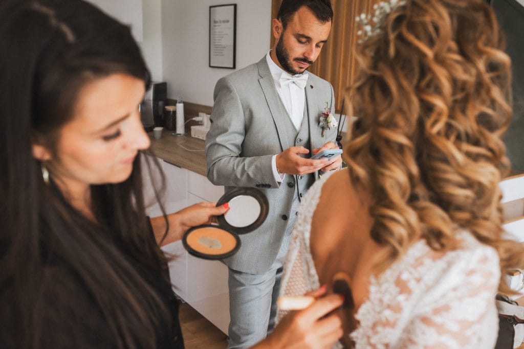 La maquilleuse finalise les préparatifs de la mariée dans le salon