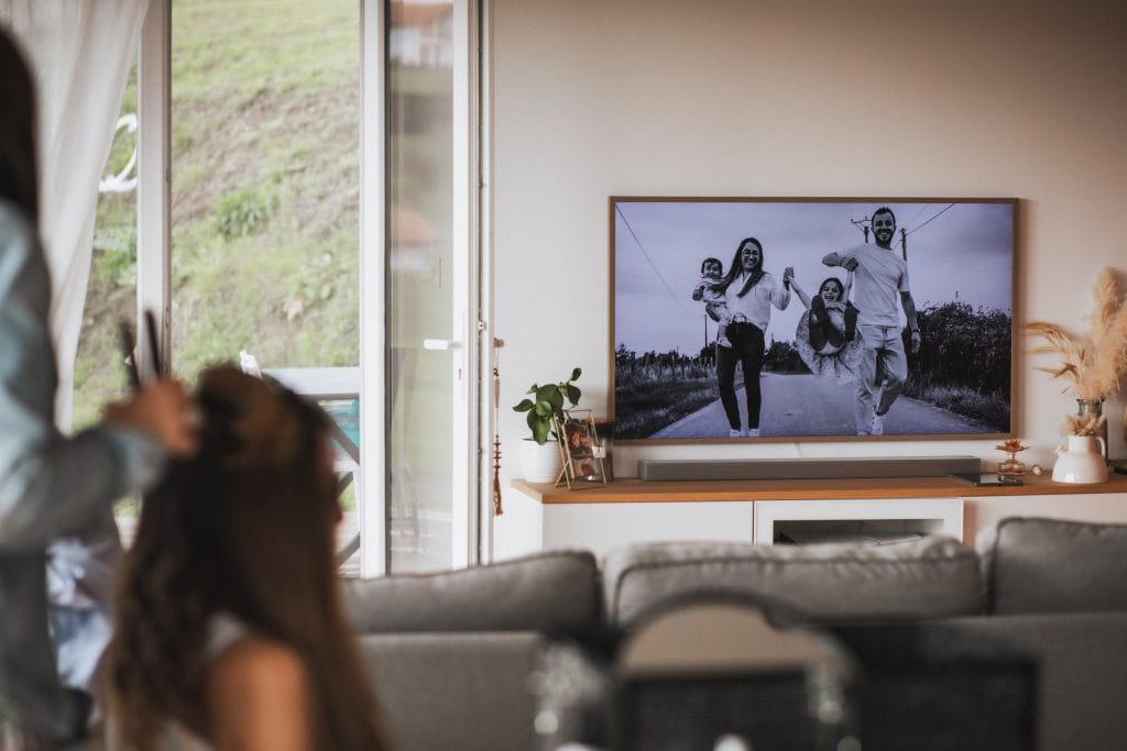Sur la télévision sont diffusées des photos de famille des mariés et de leurs filles