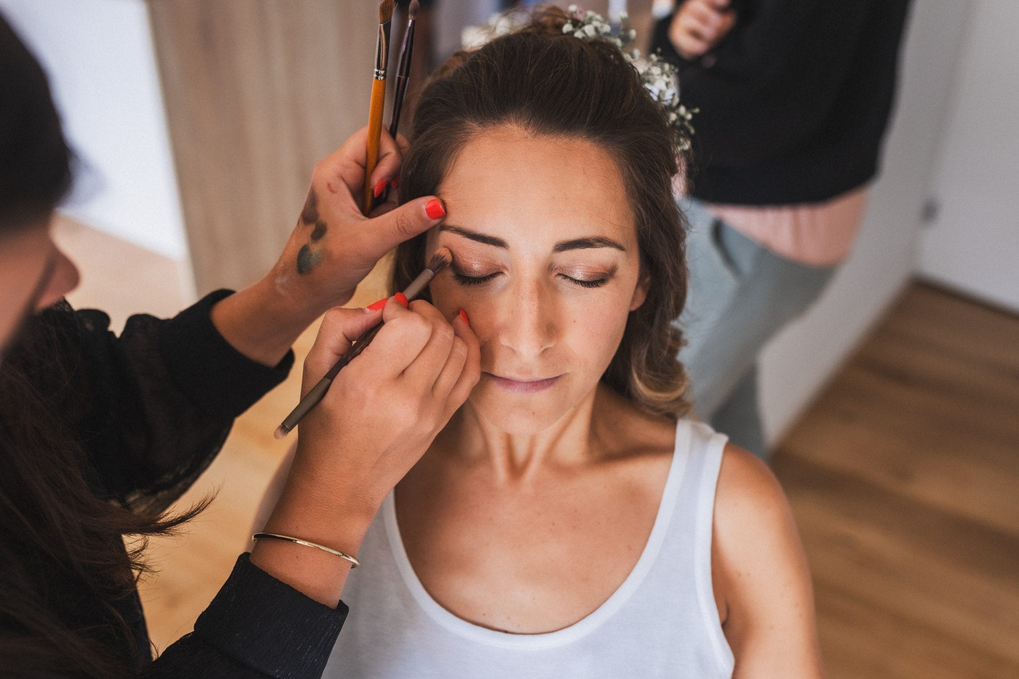 La future mariée se fait maquiller les yeux pour son mariage au Pays Basque