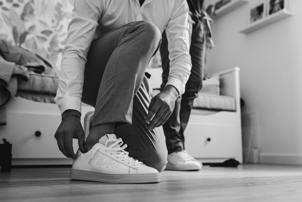 Détail des baskets du marié pendant ses préparatifs
