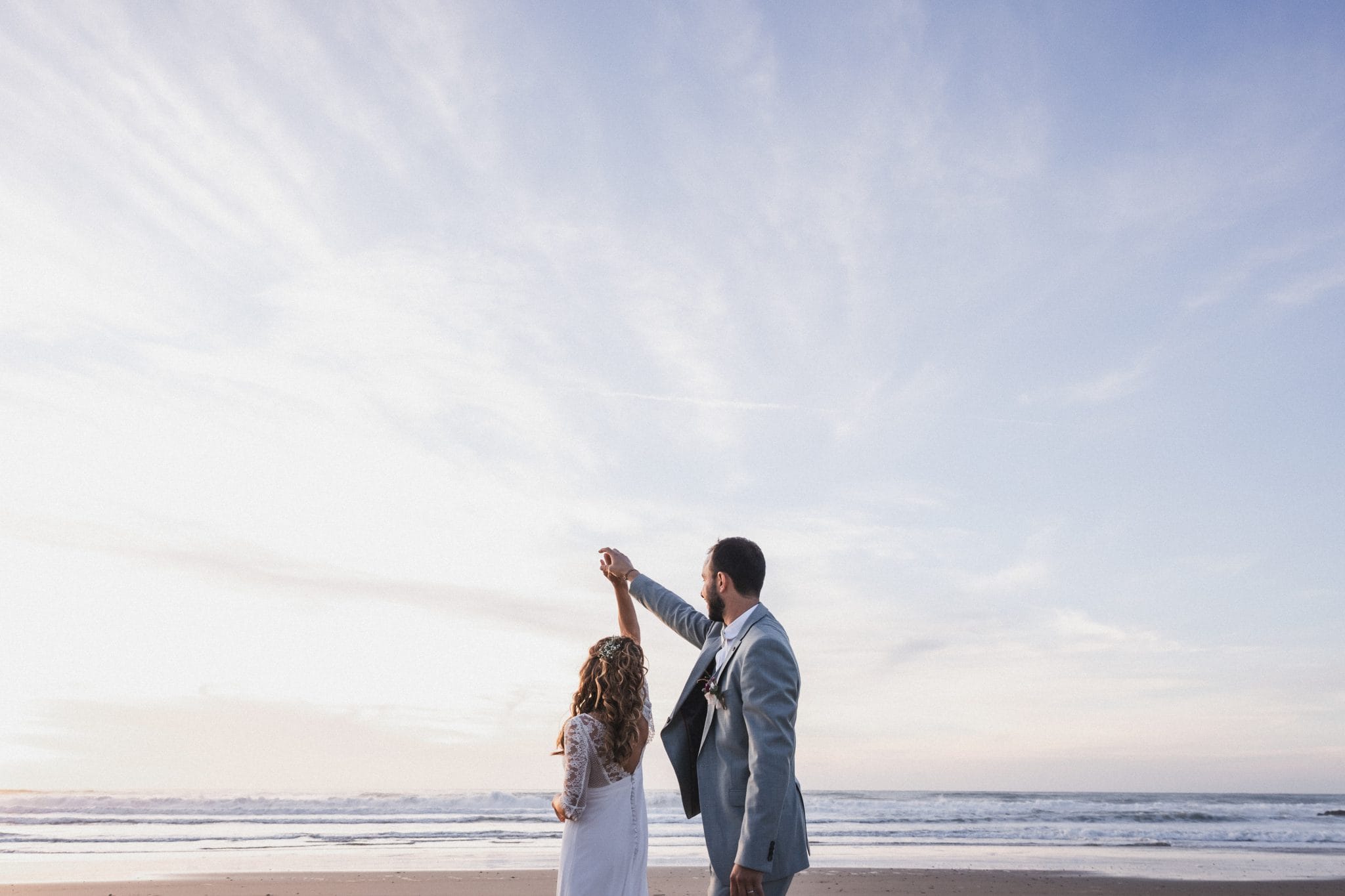 Les mariés entament une petite danse sur la plage d'Anglet lors de leur mariage au Pays Basque