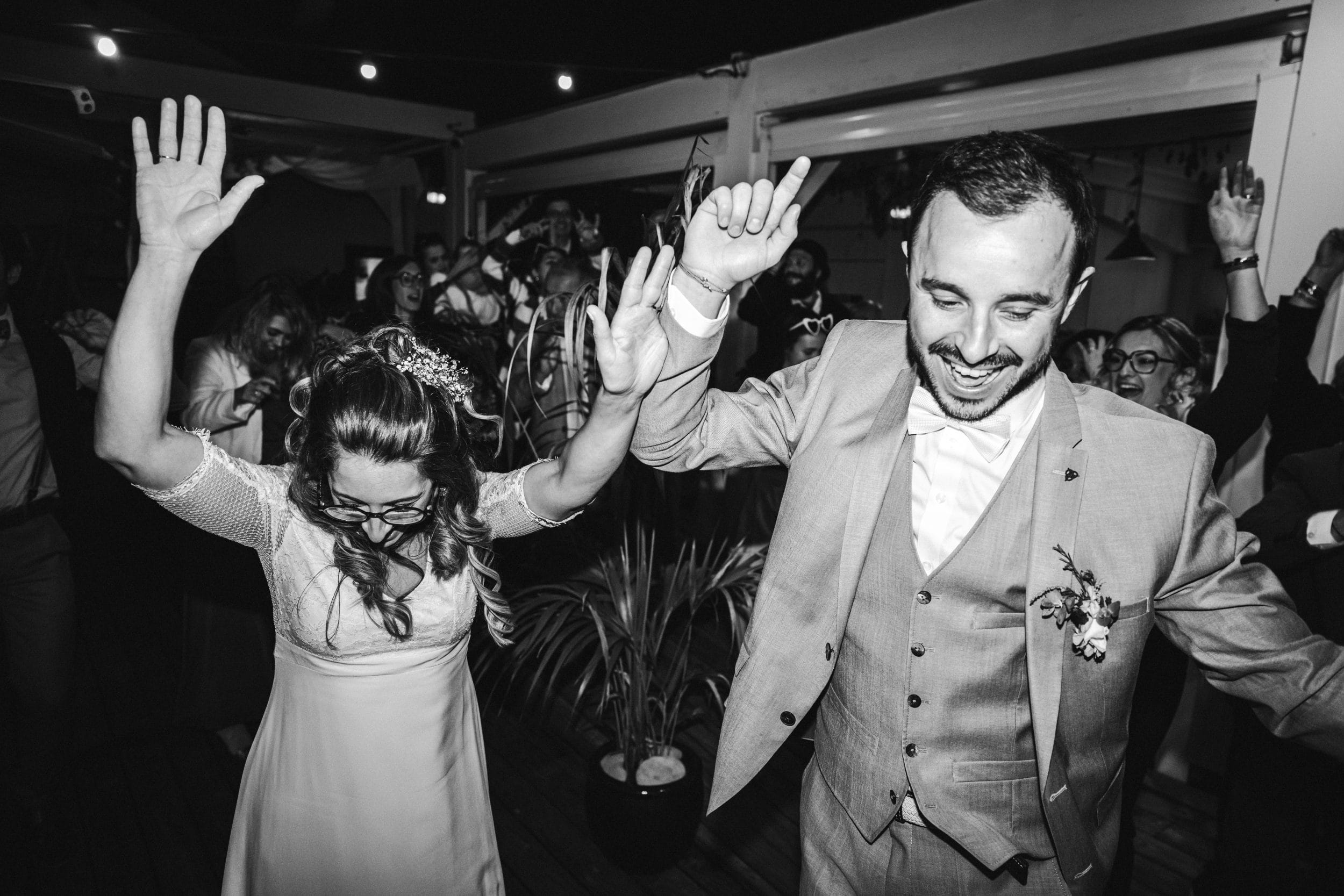Les mariés mettent le feu sur la piste de danse