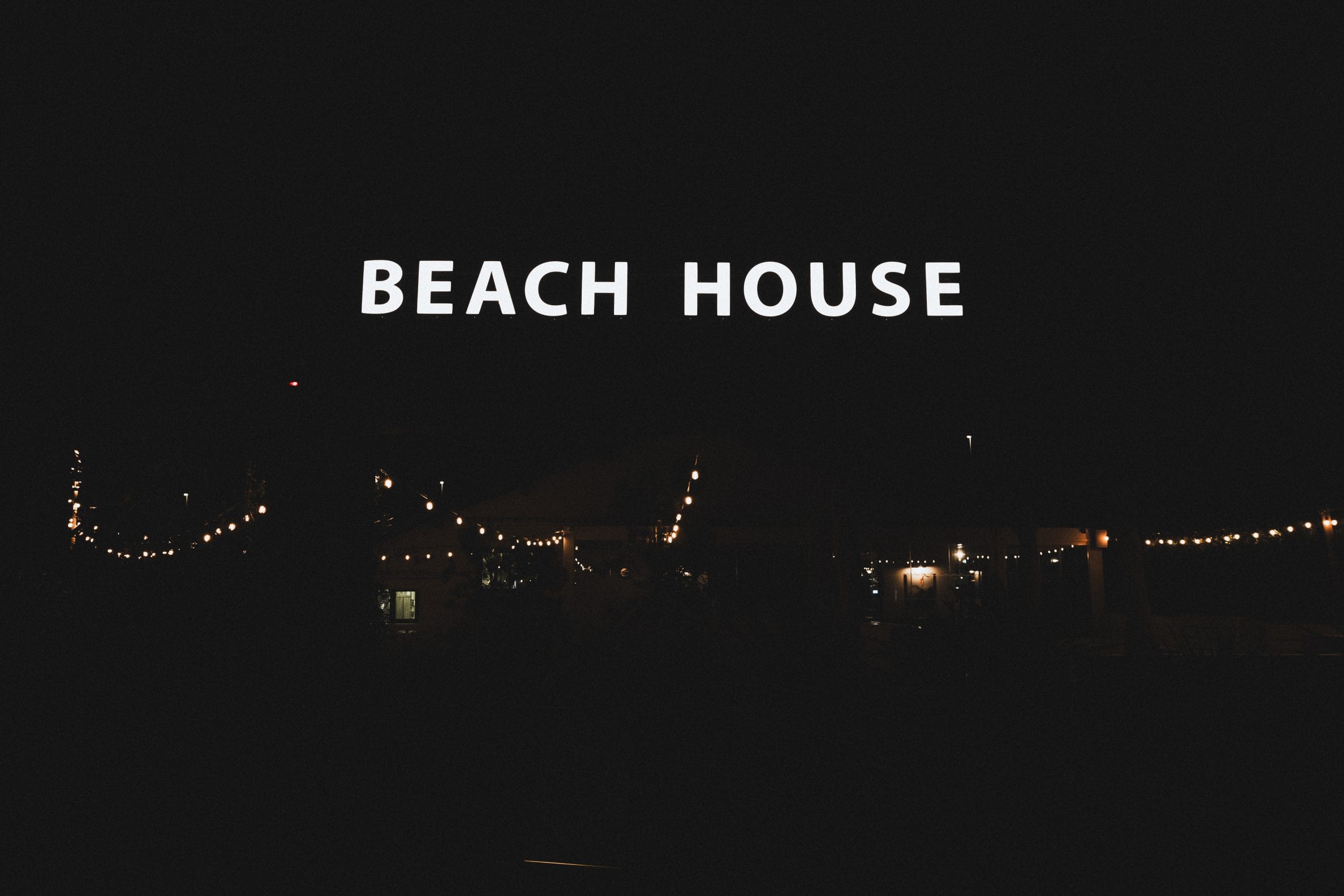L'enseigne de la Beach House d'Anglet de nuit, pour signifier la fin de la journée de mariage