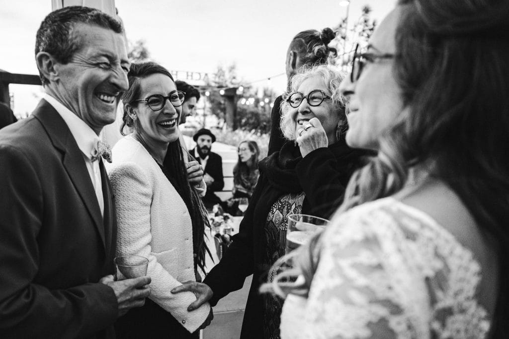 Les invités rient tandis que le cocktail touche à sa fin à Anglet