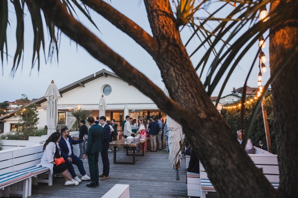 Vue d'ensemble du cocktail dans la lumière de fin de journée