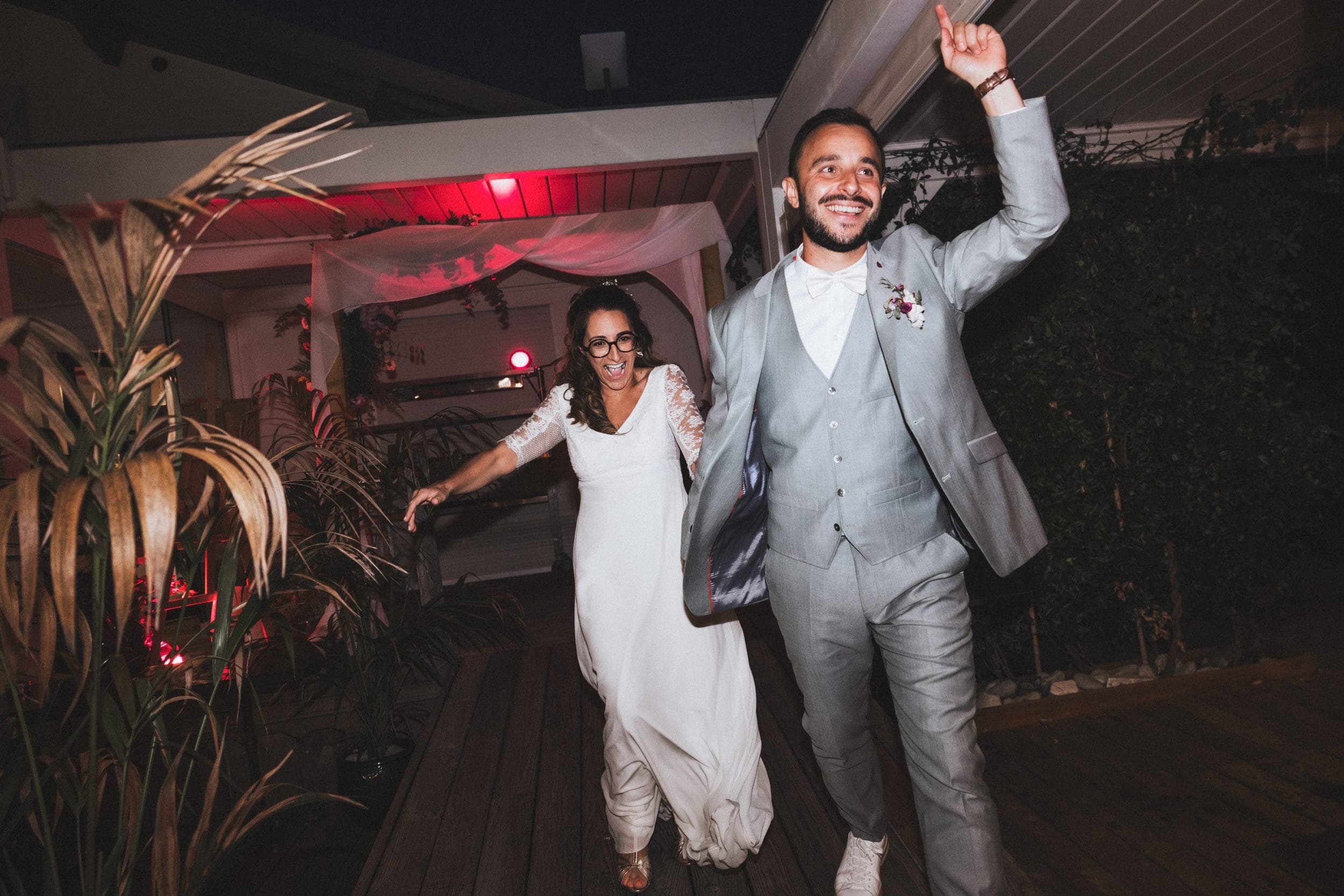 Les mariés réalisent leur entrée en salle en courant lors de leur mariage au Pays Basque