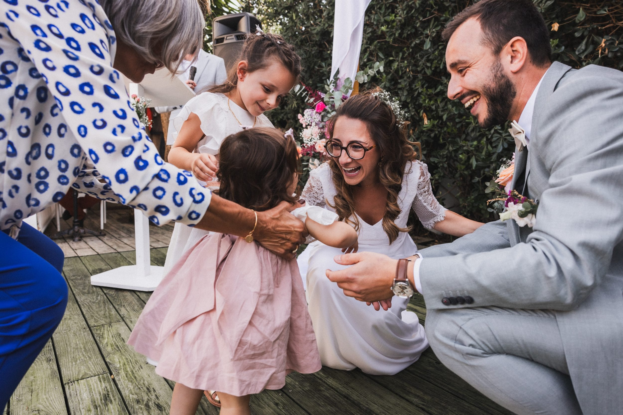 Les filles des mariés s'avancent dans l'allée pour apporter les alliances à leurs parents