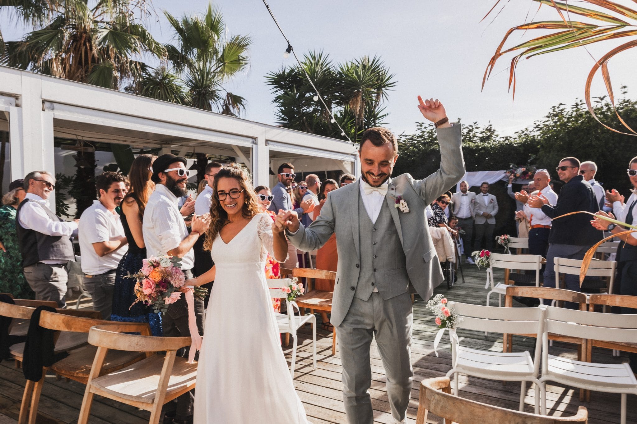 Les mariés sortent triomphants de leur cérémonie de mariage au Pays Basque
