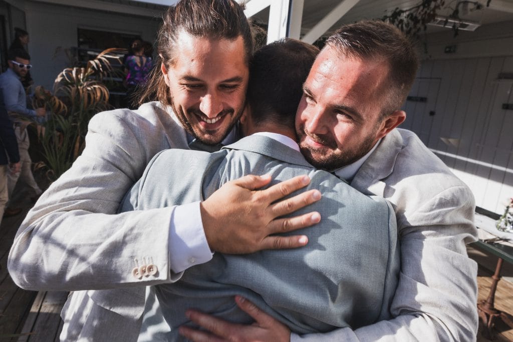 Les témoins du marié prennent ce dernier dans leur bras après la cérémonie de mariage au Pays Basque