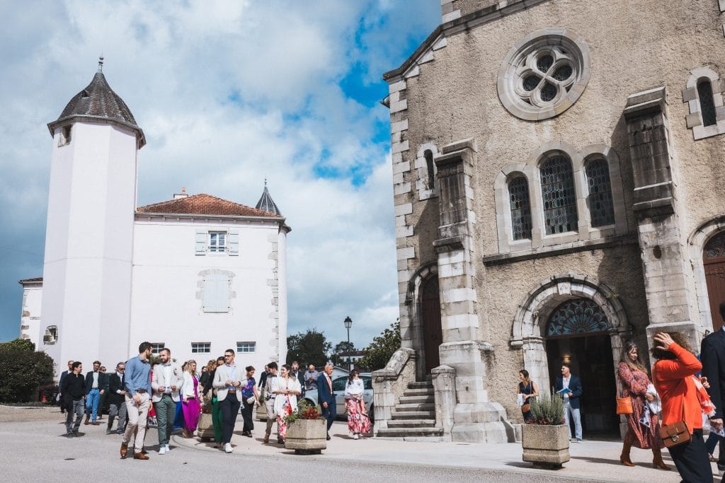 Plan large de la mairie et de l'église de Bardos au Pays Basque