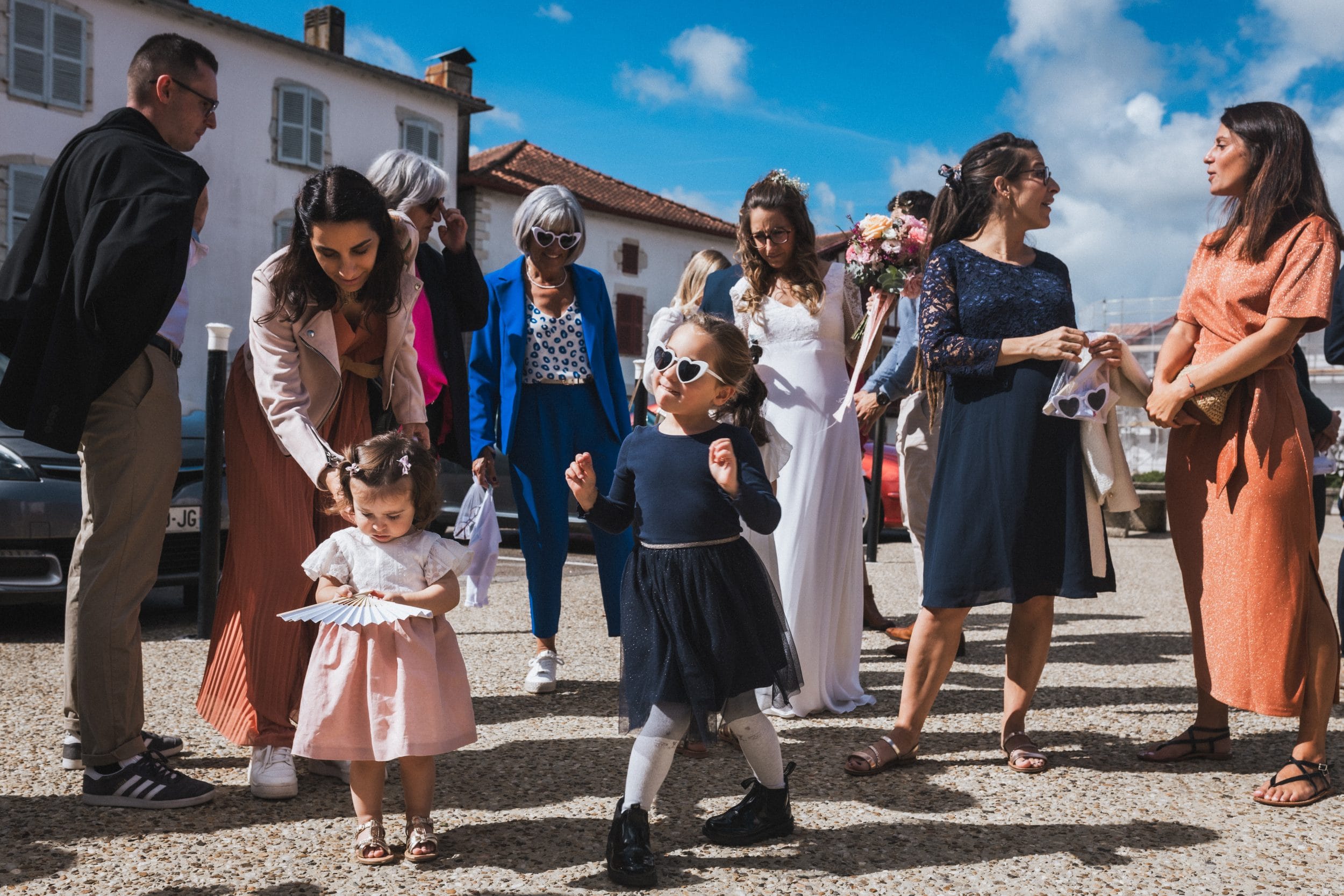 Les convives arrivent petit à petit et les enfants s'occupent comme ils peuvent en attendant la cérémonie de mariage au Pays Basque