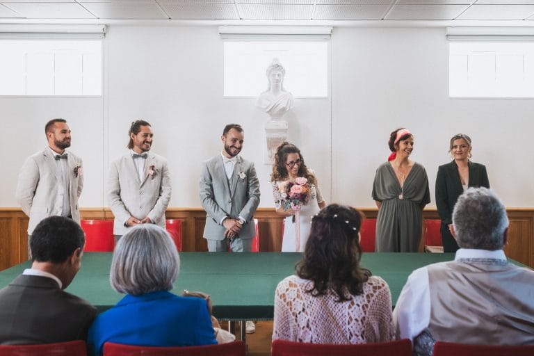 Les mariés et leurs témoins font face à l'assemblée d'invités pour leur cérémonie civile de mariage au Pays Basque
