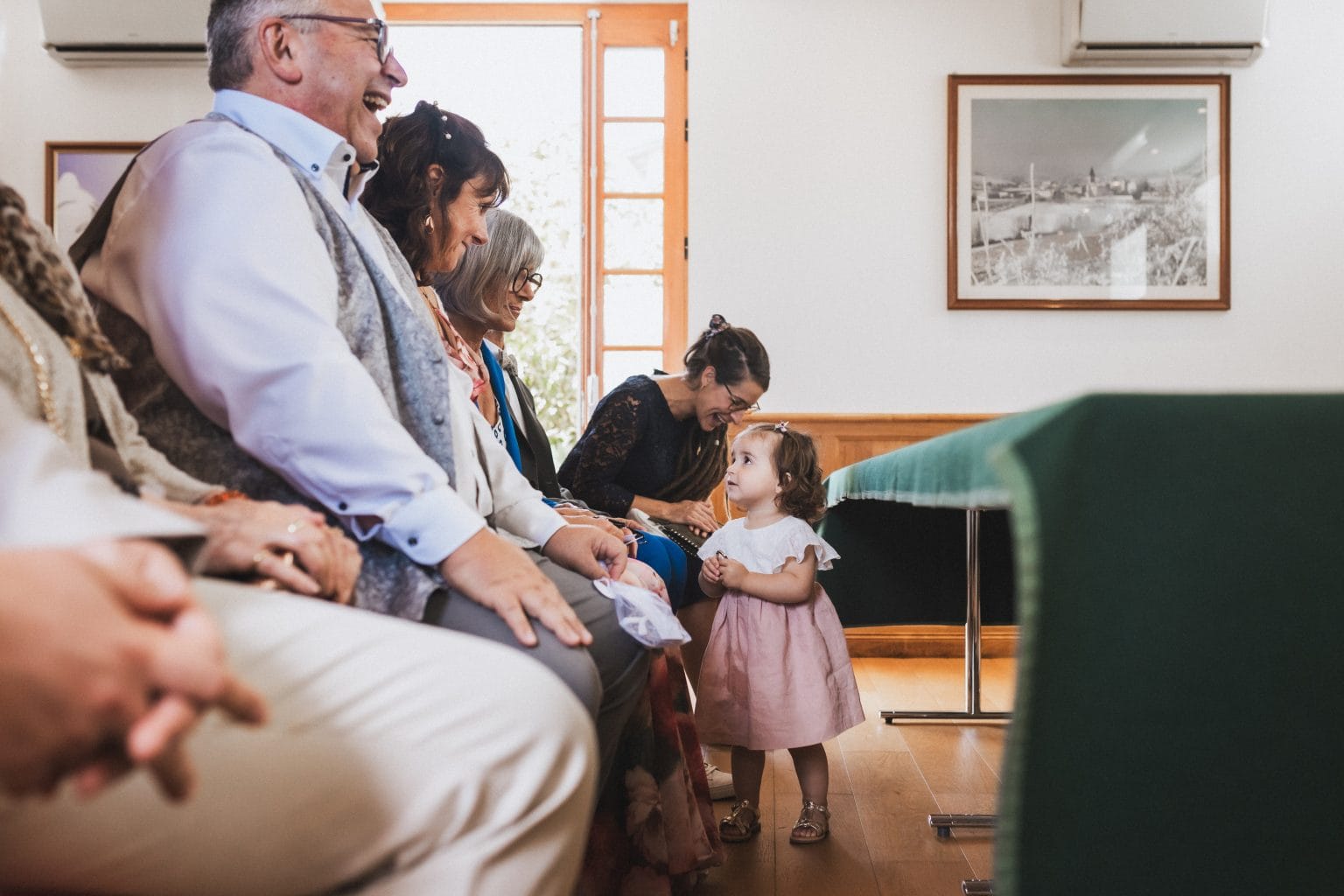 La fille des mariés se promène dans la mairie durant la cérémonie de mariage