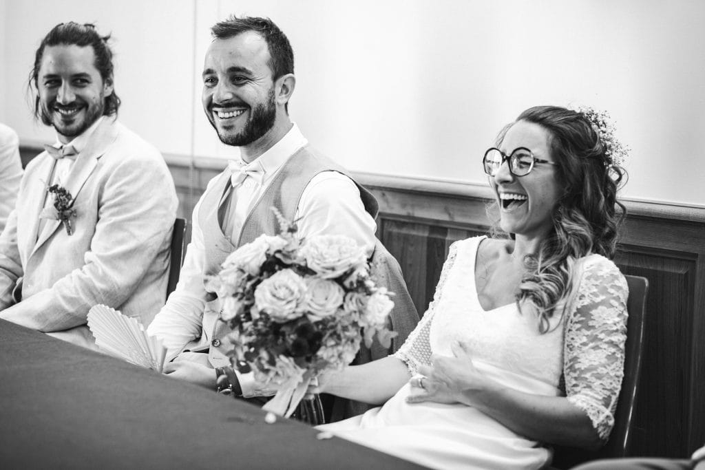 Les mariés éclatent de rire pendant leur cérémonie civile de mariage au Pays Basque
