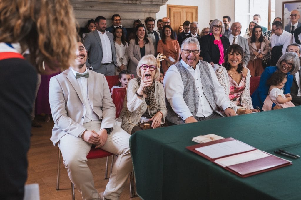 Les parents des mariés explosent de rire suite au discours de l'officier d'état civil