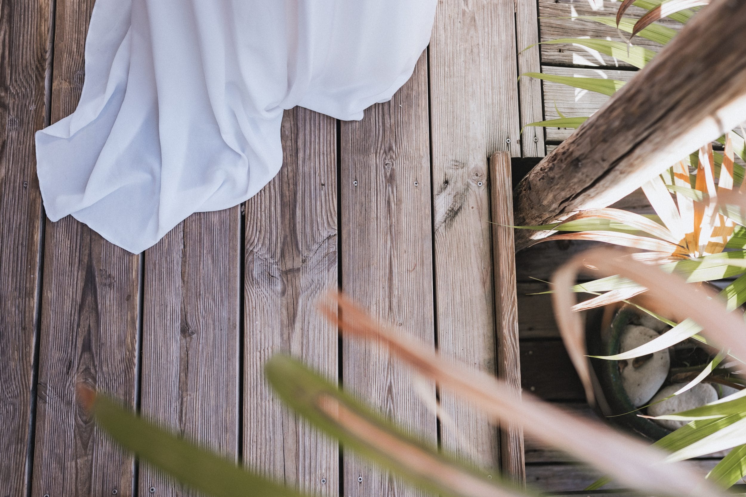 Détail de la traîne de la robe de la mariée sur le plancher en bois du restaurant