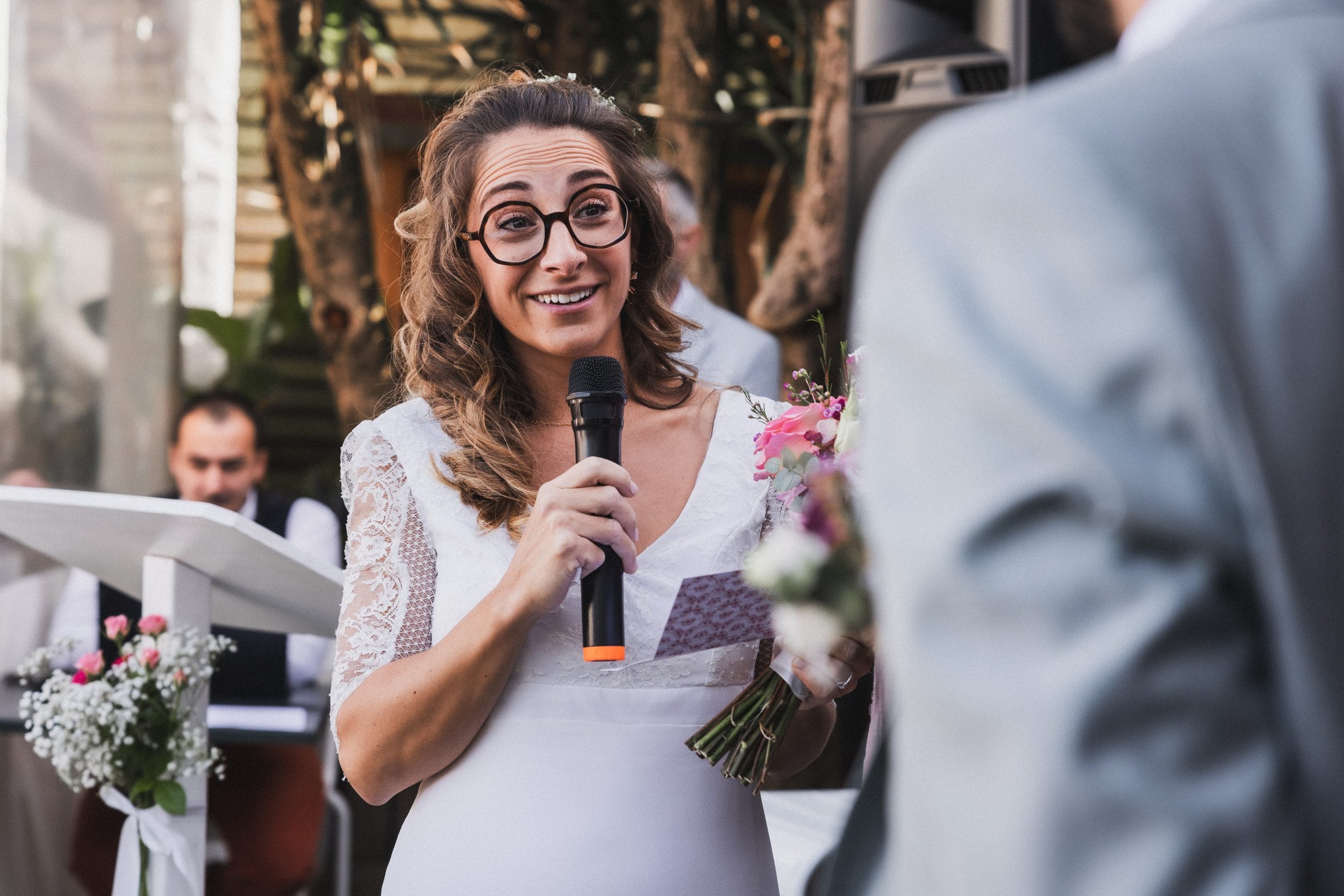 La mariée récite ses voeux à son mari durant la cérémonie de mariage au Pays Basque