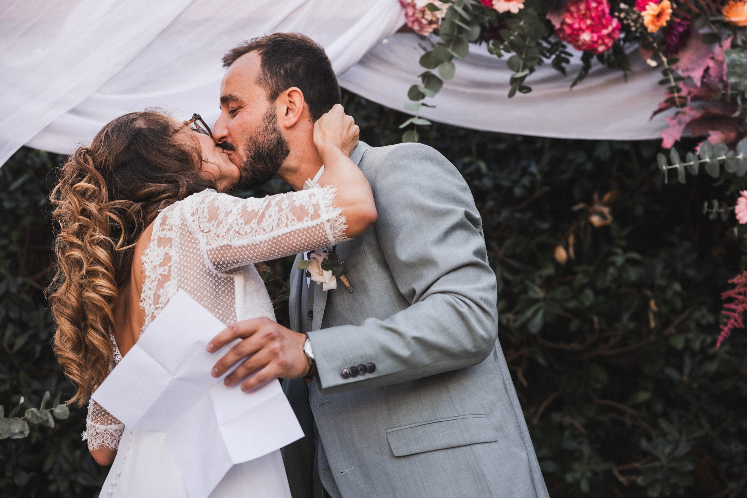 Les mariés s'embrassent pendant la cérémonie civile de mariage au Pays Basque