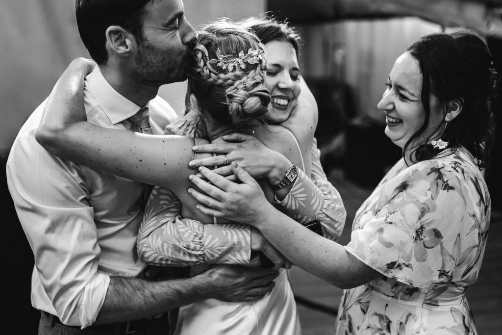 La mariée serre ses trois témoins dans ses bras après leur émouvant discours de mariage à Saint-Emilion