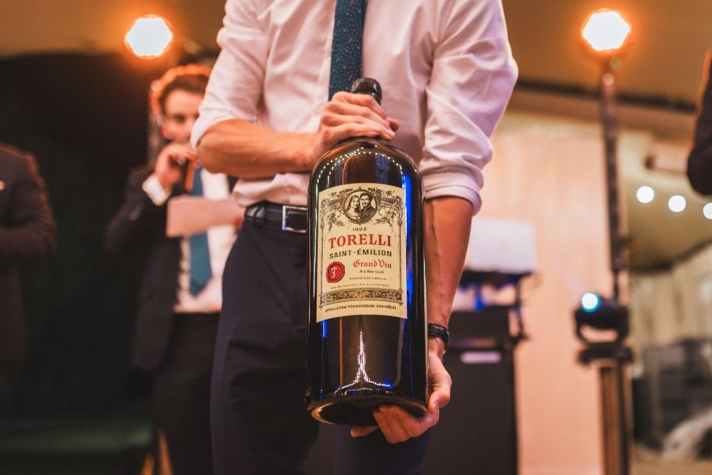 Gros plan sur le magnum de vin rouge offert au marié par ses témoins
