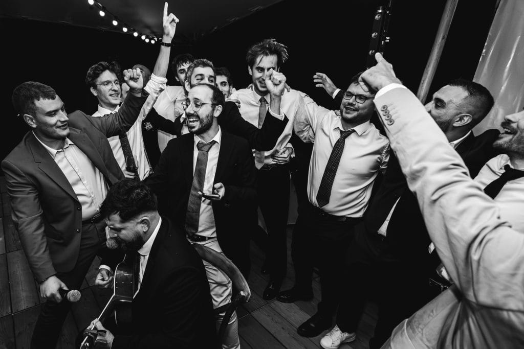 Les invités chantent et dansent ensemble sur la scène avant le lancement de la soirée