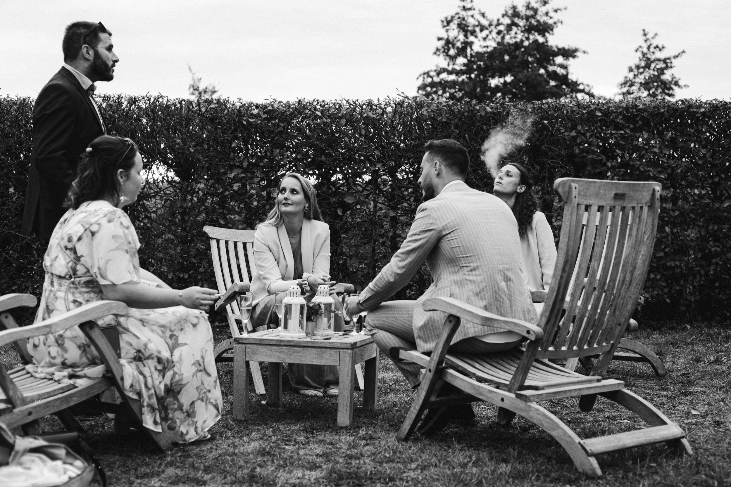 Des invités profitent tranquillement de la fin du cocktail de mariage à Saint-Emilion