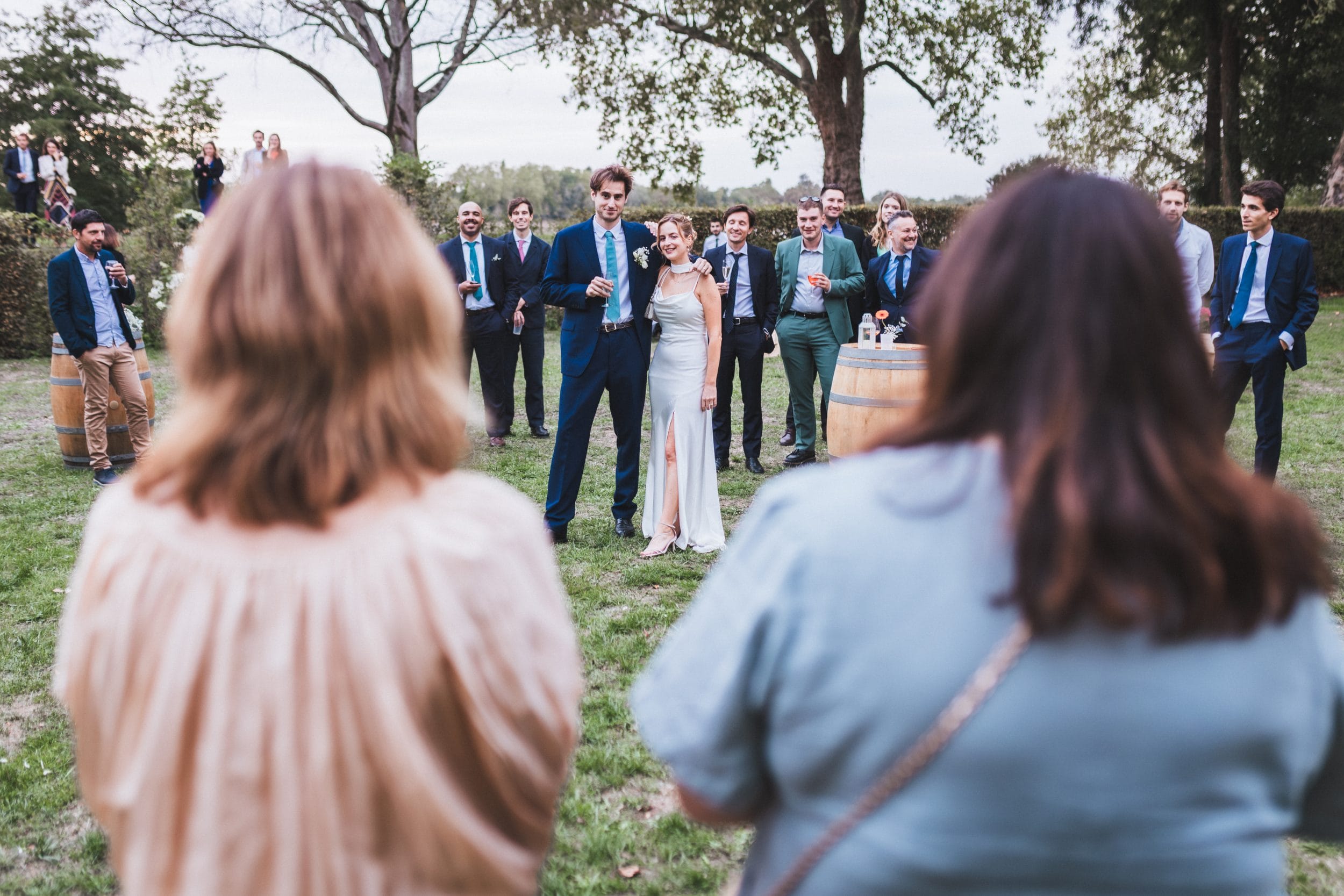 Les mariés écoutent attentivement le discours de la mère du marié pendant le cocktail de mariage à Saint-Emilion