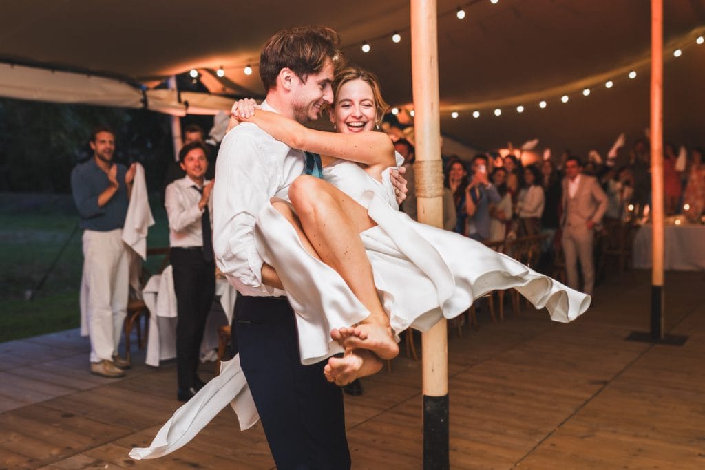 Pour leur entrée en salle lors de leur mariage à Saint-Emilion, le marié porte la mariée dans ses bras sur la piste de danse