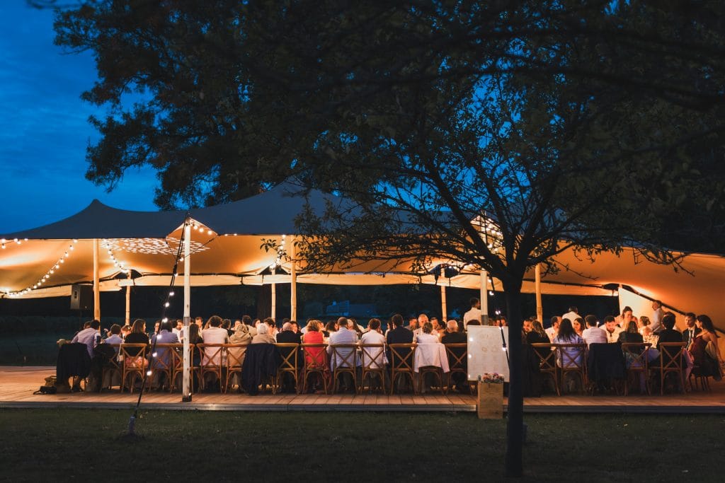 Vue extérieure de la tente nomade sous laquelle mangent les mariés et leurs invités durant leur mariage à Saint-Emilion
