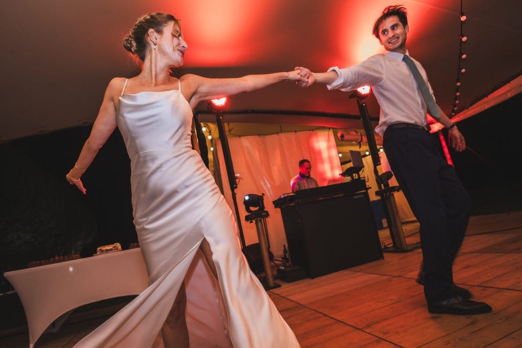 Les mariés ouvrent le bal lors de leur mariage à Saint-Emilion