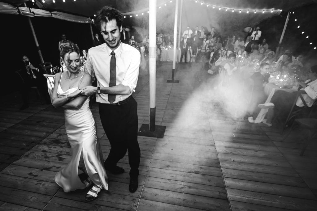 Les mariés ouvrent le bal lors de leur mariage à Saint-Emilion