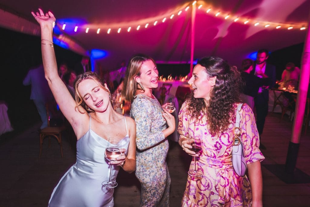La mariée et ses amies dansent sur la piste lors du mariage à Saint-Emilion