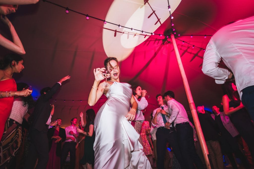 La mariée donne tout sur la piste de danse, un verre à la main