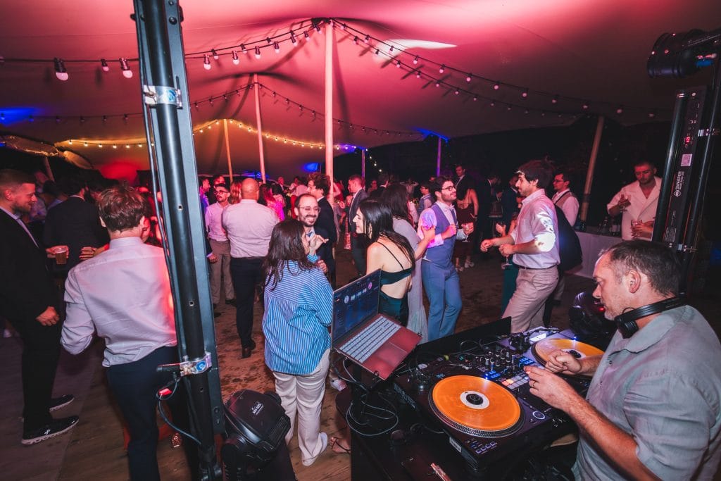 Vue d'ensemble de la piste de danse et du DJ en train de mixer