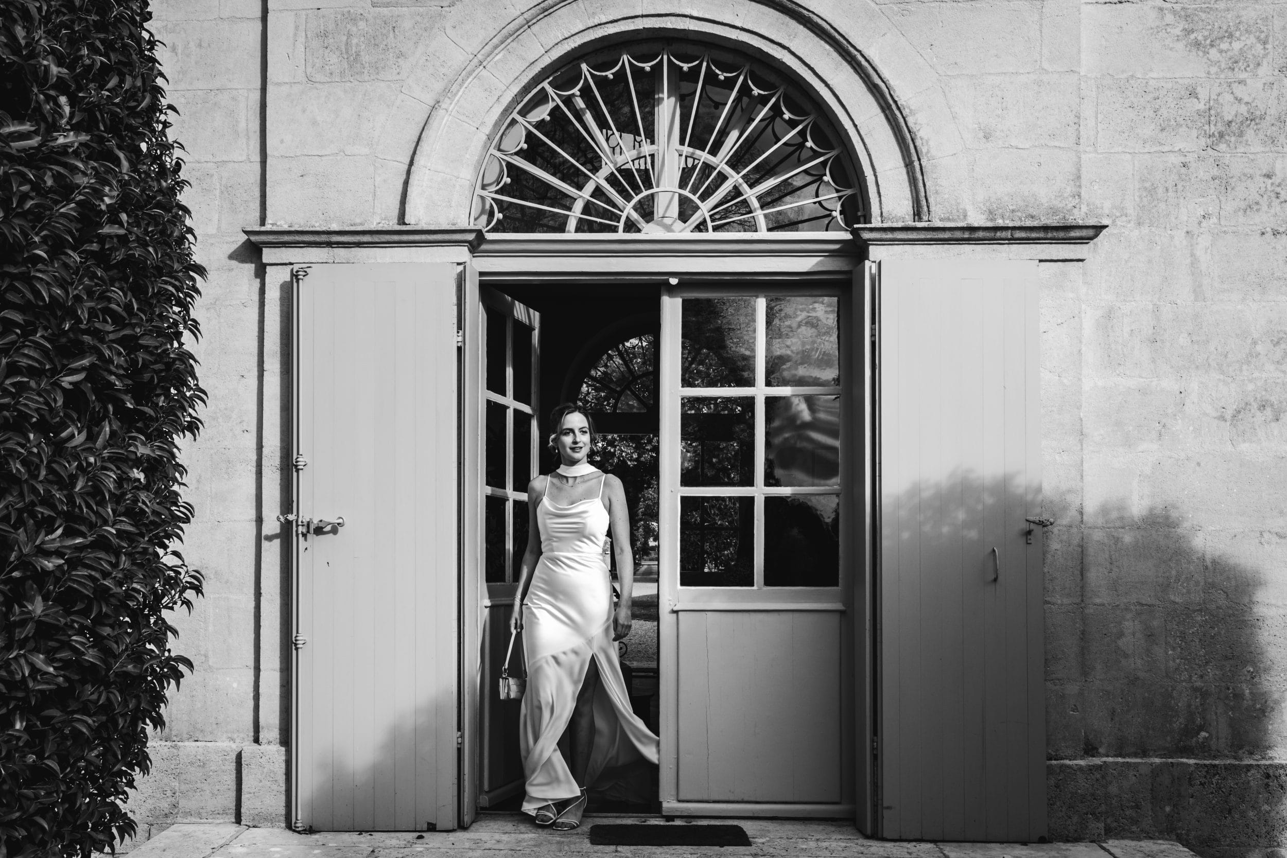 La mariée rentre triomphante sur le lieu du mariage à Saint-Emilion