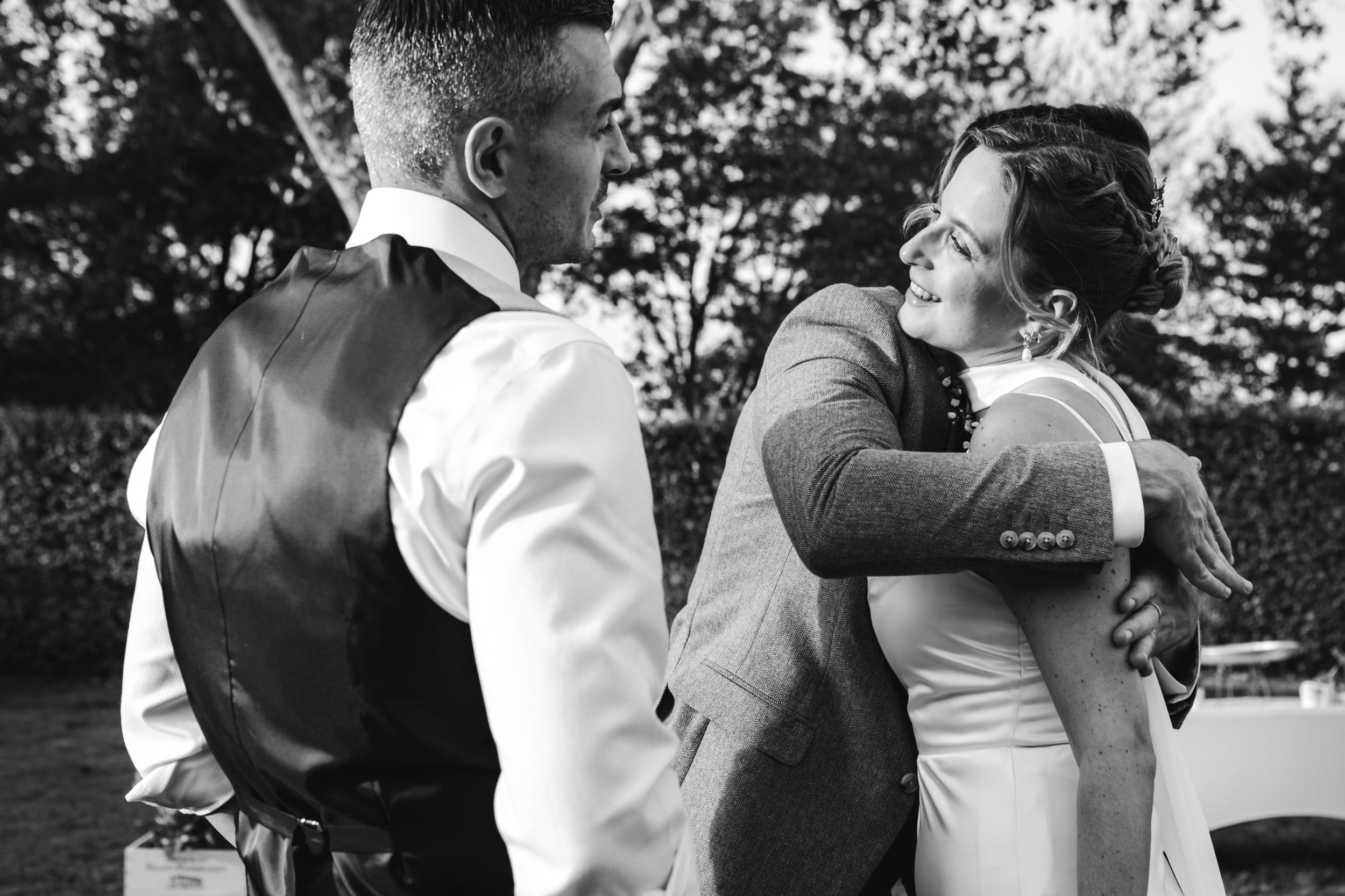 Un ami de la mariée serre celle-ci dans ses bras