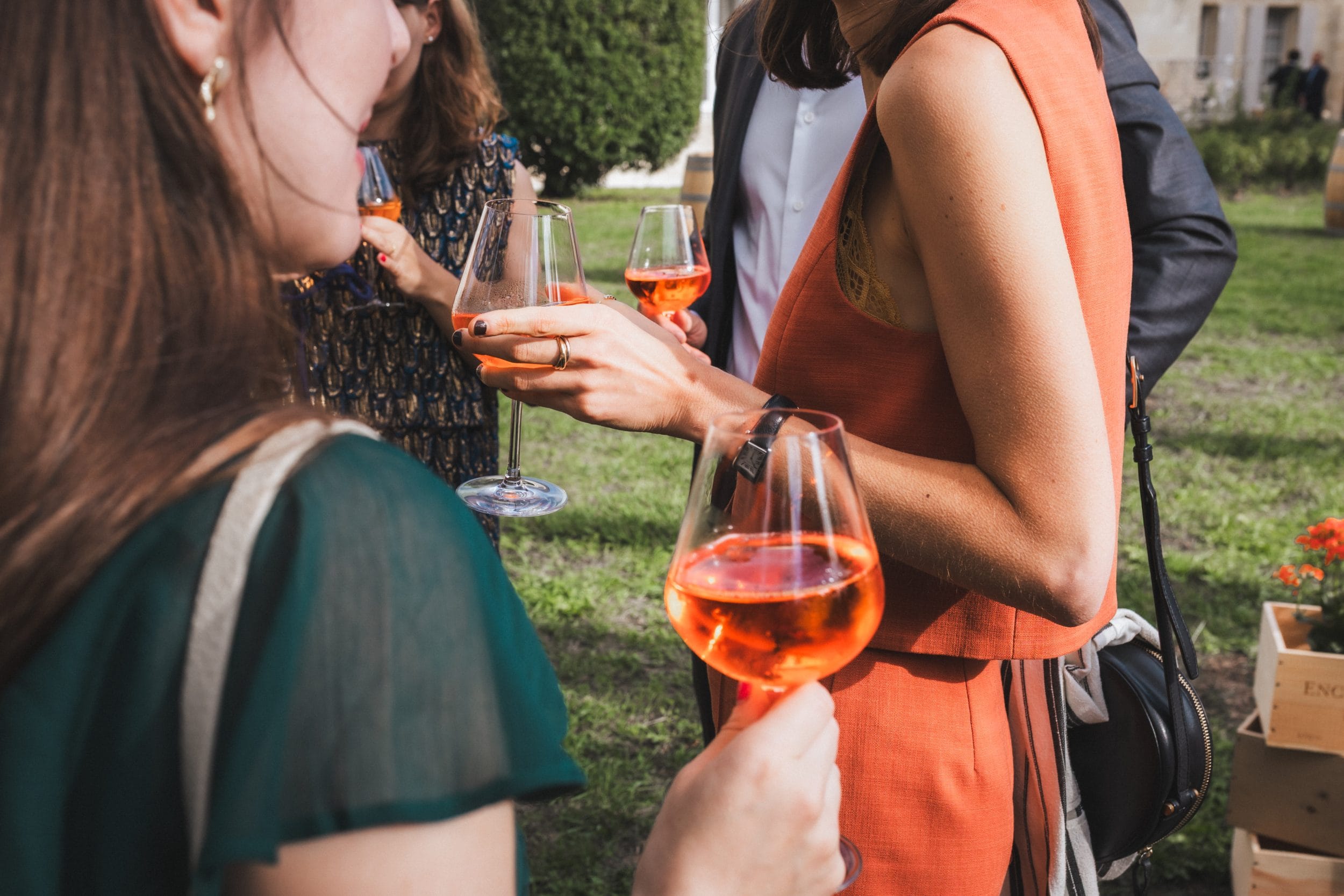 Détail des spritz dans les mains des invités