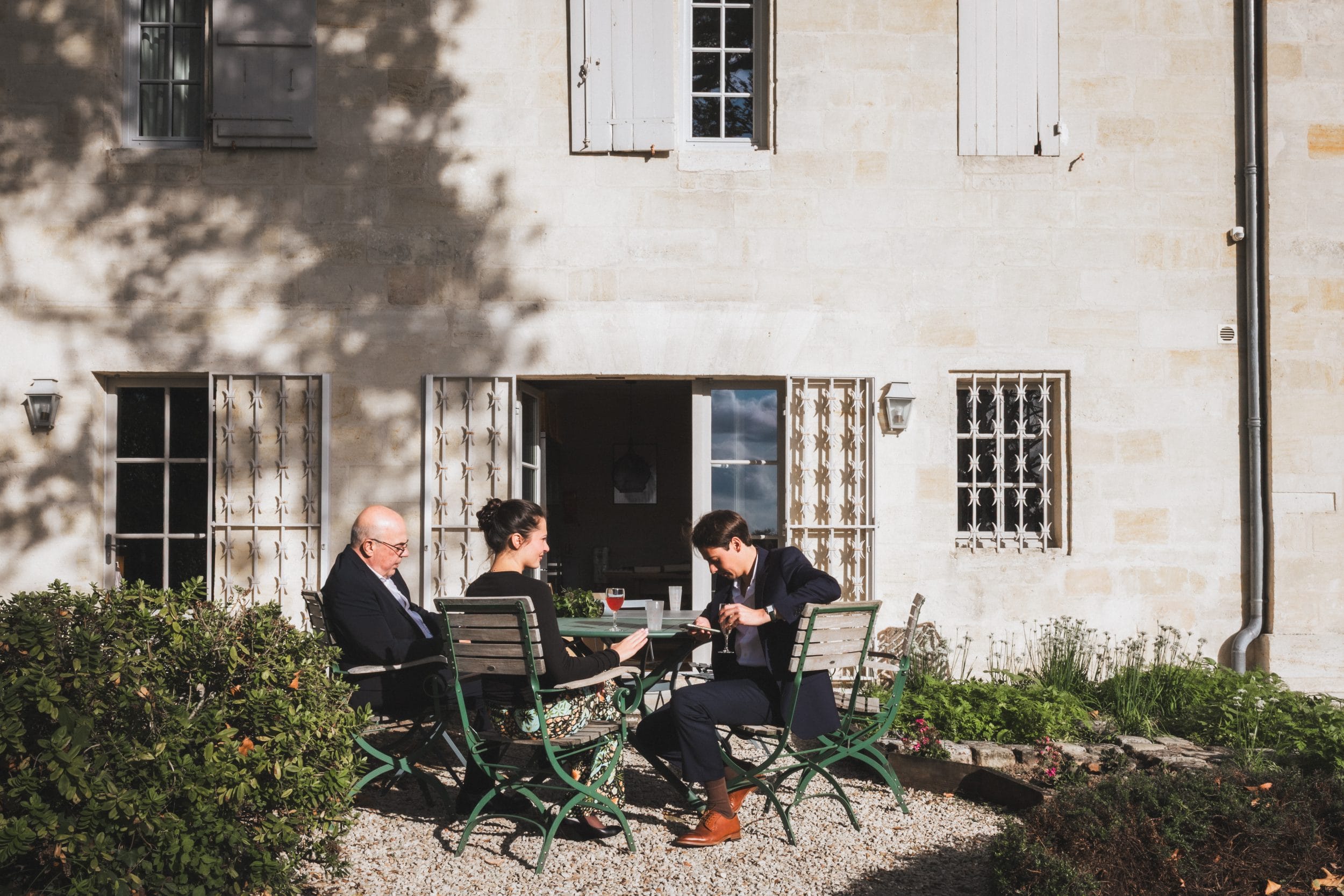 Un groupe d'invités se prélasse à une table au soleil