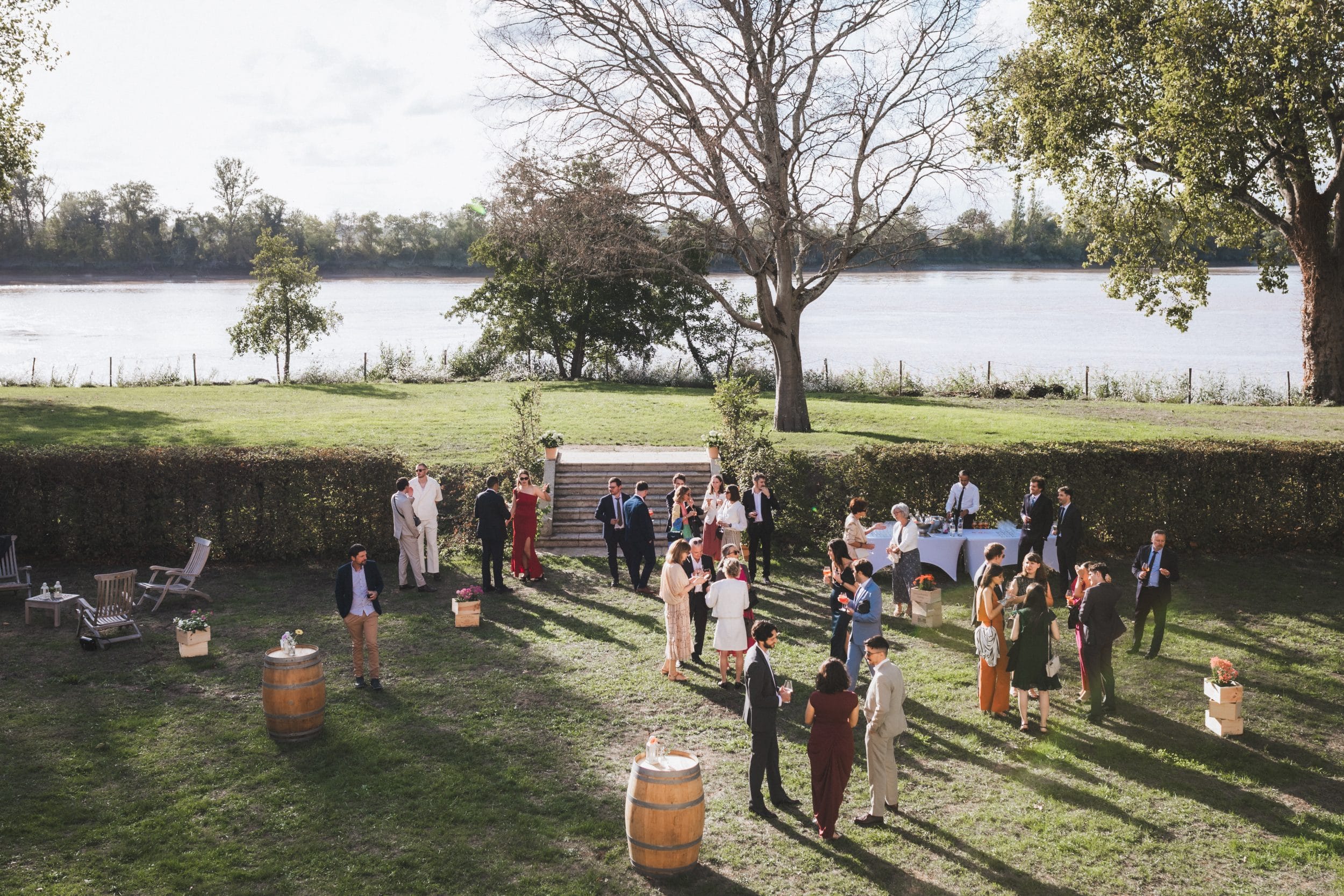 Vue d'ensemble du cocktail de mariage à Saint-Emilion depuis une fenêtre à l'étage du château