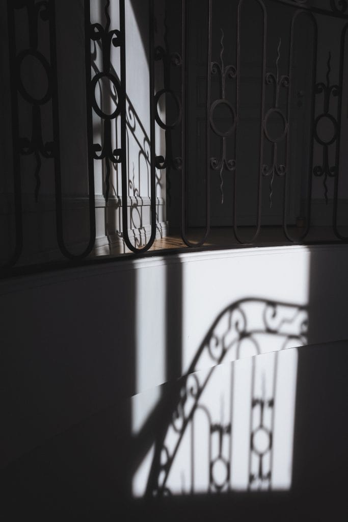 Jeux d'ombre et de lumière dans les escaliers du château Larteau